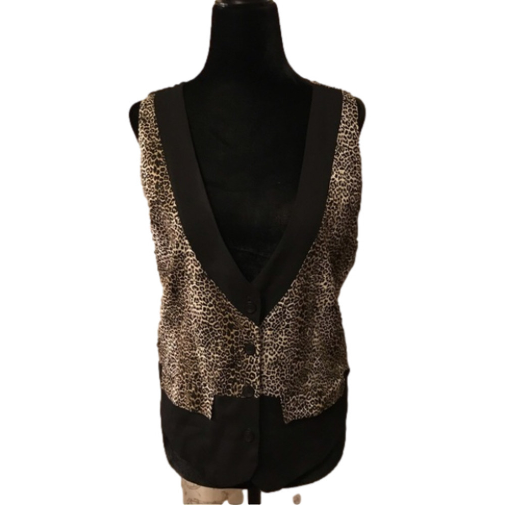 women’s small leopard print vest. 100% cotton.